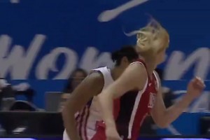 中距离确实准🔥佩奇被切球后极限出手为美国女篮拿下首分~